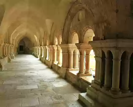 PXL059 Comme l'église de Fontenay, il a été construit au XIIème siècle. C'est une merveille d'architecture romane qui est resté intact.